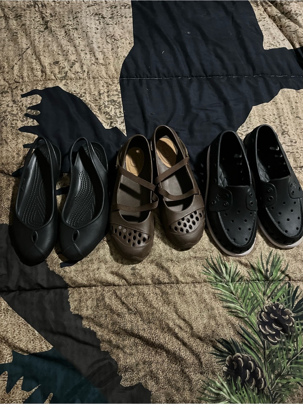 (3) WOMENS WATER SHOES BUNDE SIZE 9